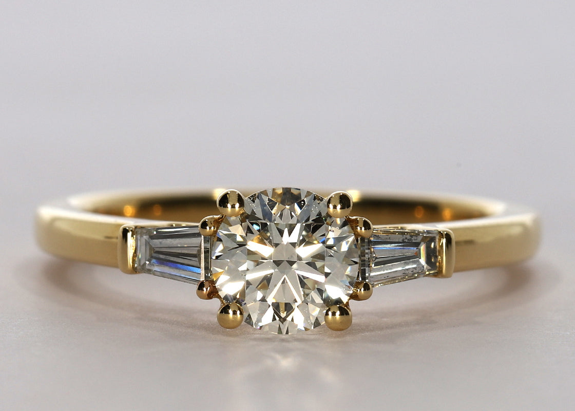 Alexandria ring in Yellow Gold set with a Round 0.80ct. J - Slightly tainted White VS2 - Diamond. With a total carat weight of 0.24ct and a 1.9mm band.