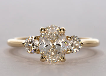 Valencia ring in Yellow Gold set with a Oval 1.06ct. D - Perfectly White VVS1 - Diamond.