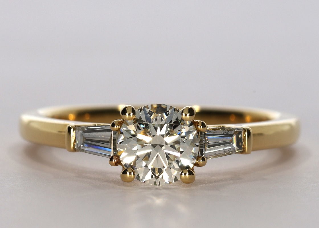 Alexandria ring in Yellow Gold set with a Round 0.80ct. J - Slightly tainted White VS2 - Diamond. With a total carat weight of 0.24ct and a 1.9mm band. - Prestige Stones