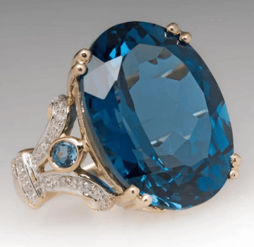 Luxury women’s ring with clear blue oval inlaid gemstone – elegant and versatile design