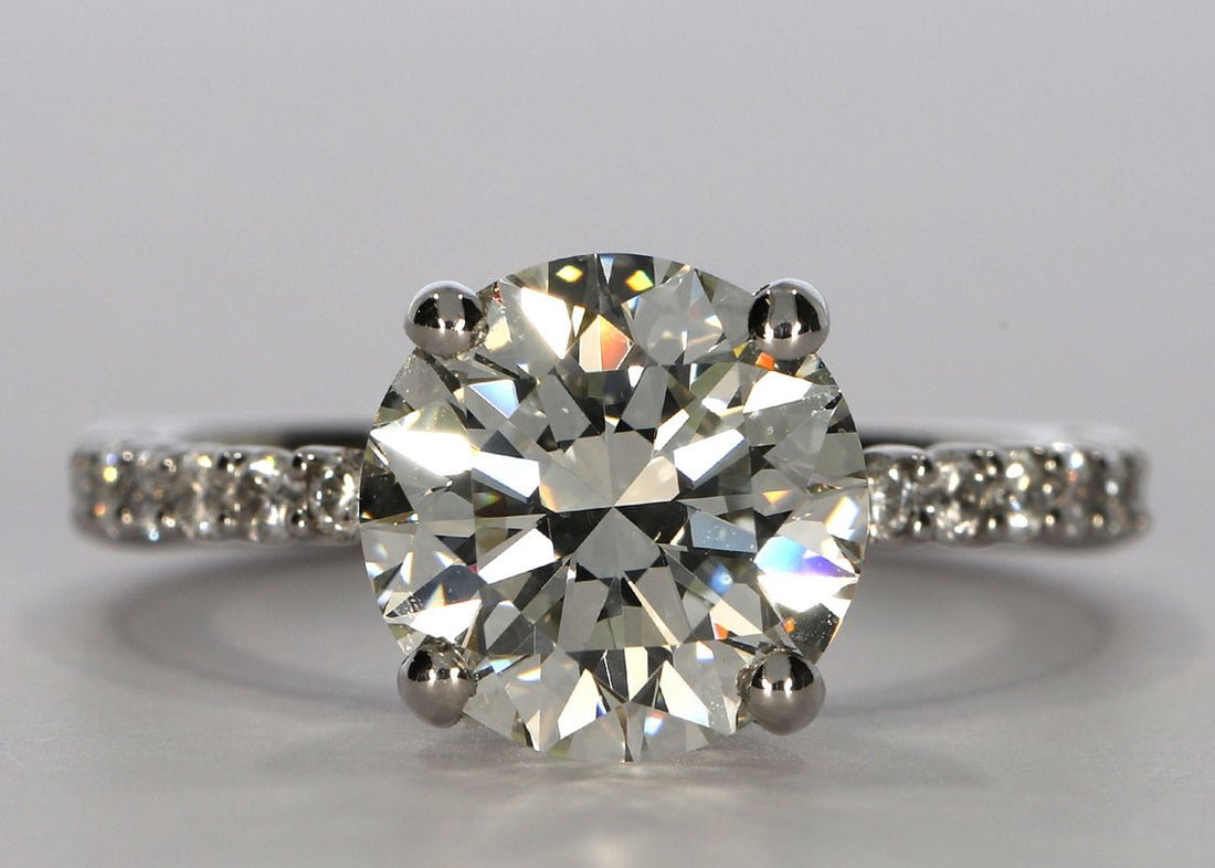 Duchess ring in Platinum set with a Round 2.51ct G - Very White VVS1 - Natural Diamond. A 2mm band, set with round brilliant diamonds for a total carat weight of approximately 0.28ct. - Prestige Stones