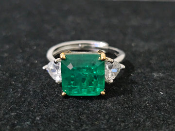 Emerald and white gemstone ring in 18K white gold plating, fixed size Q, elegant and sophisticated design