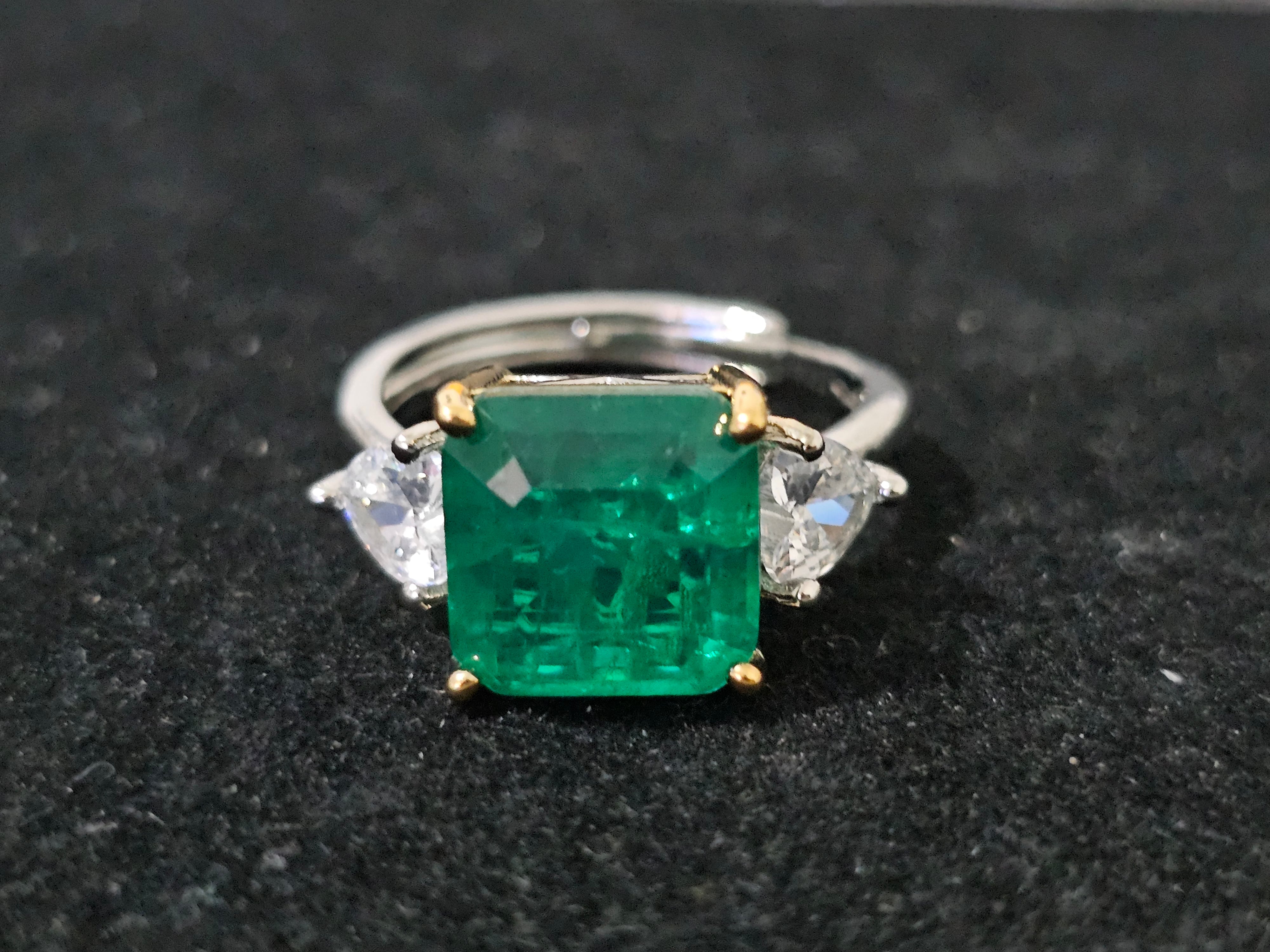 Emerald and white gemstone ring in 18K white gold plating, fixed size Q, elegant and sophisticated design