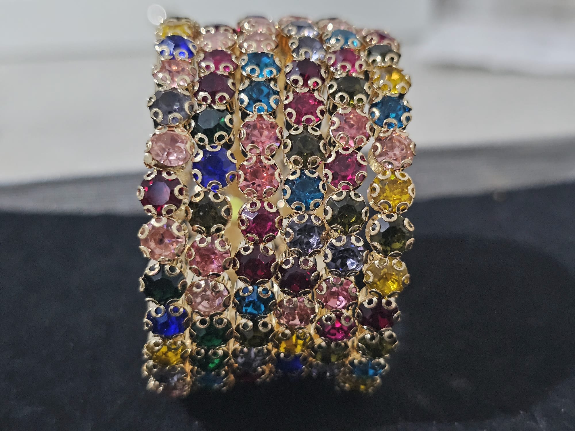 Essentials crisscross bracelet with multicolour sparkling crystals, flexible one-size design for everyday glamour