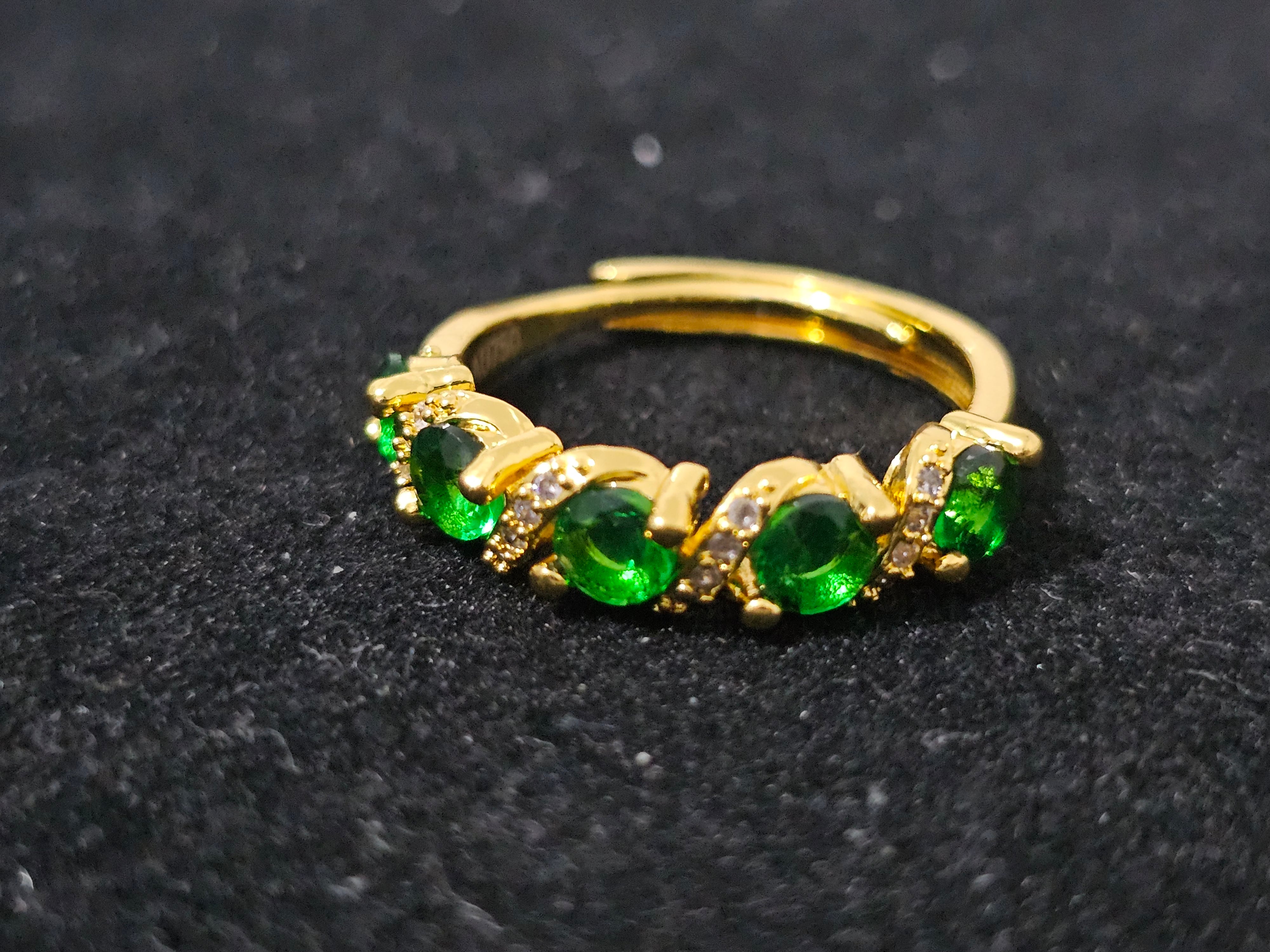 Essentials green stone ring with white zircon accents in 18K gold plating – adjustable size M to S, elegant and versatile