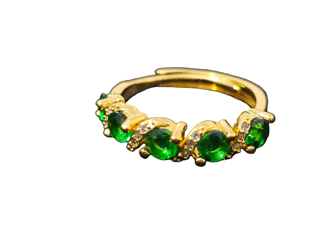 Essentials green stone ring with white zircon accents in 18K gold plating – adjustable size M to S, elegant and versatile