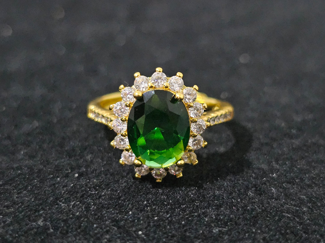 Green tourmaline ring with white gemstone accents in 18K gold-plated finish – adjustable size M½ to S, elegant and versatile