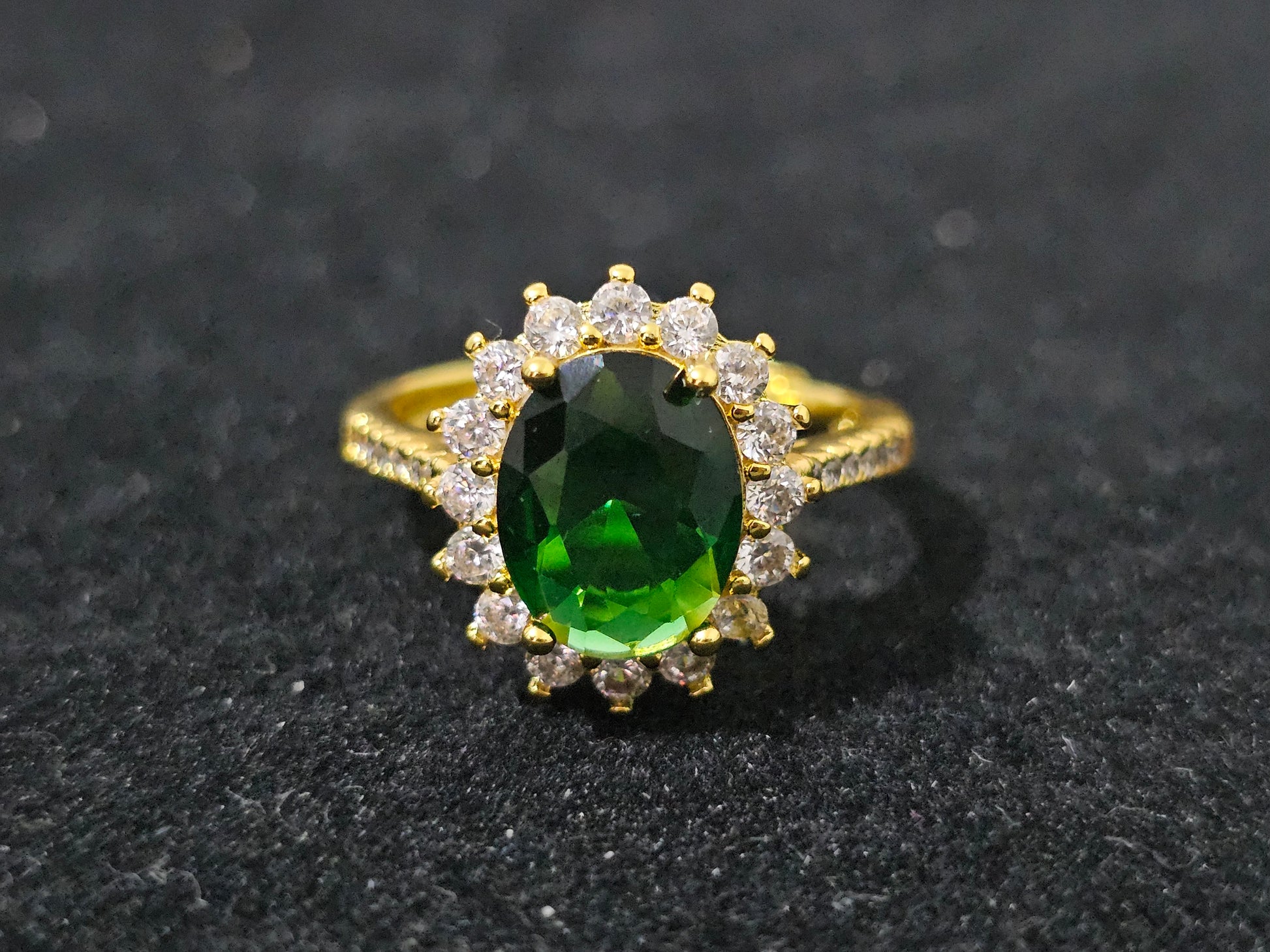 Green tourmaline ring with white gemstone accents in 18K gold-plated finish – adjustable size M½ to S, elegant and versatile