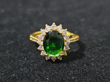 Green tourmaline ring with white gemstone accents in 18K gold-plated finish – adjustable size M½ to S, elegant and versatile