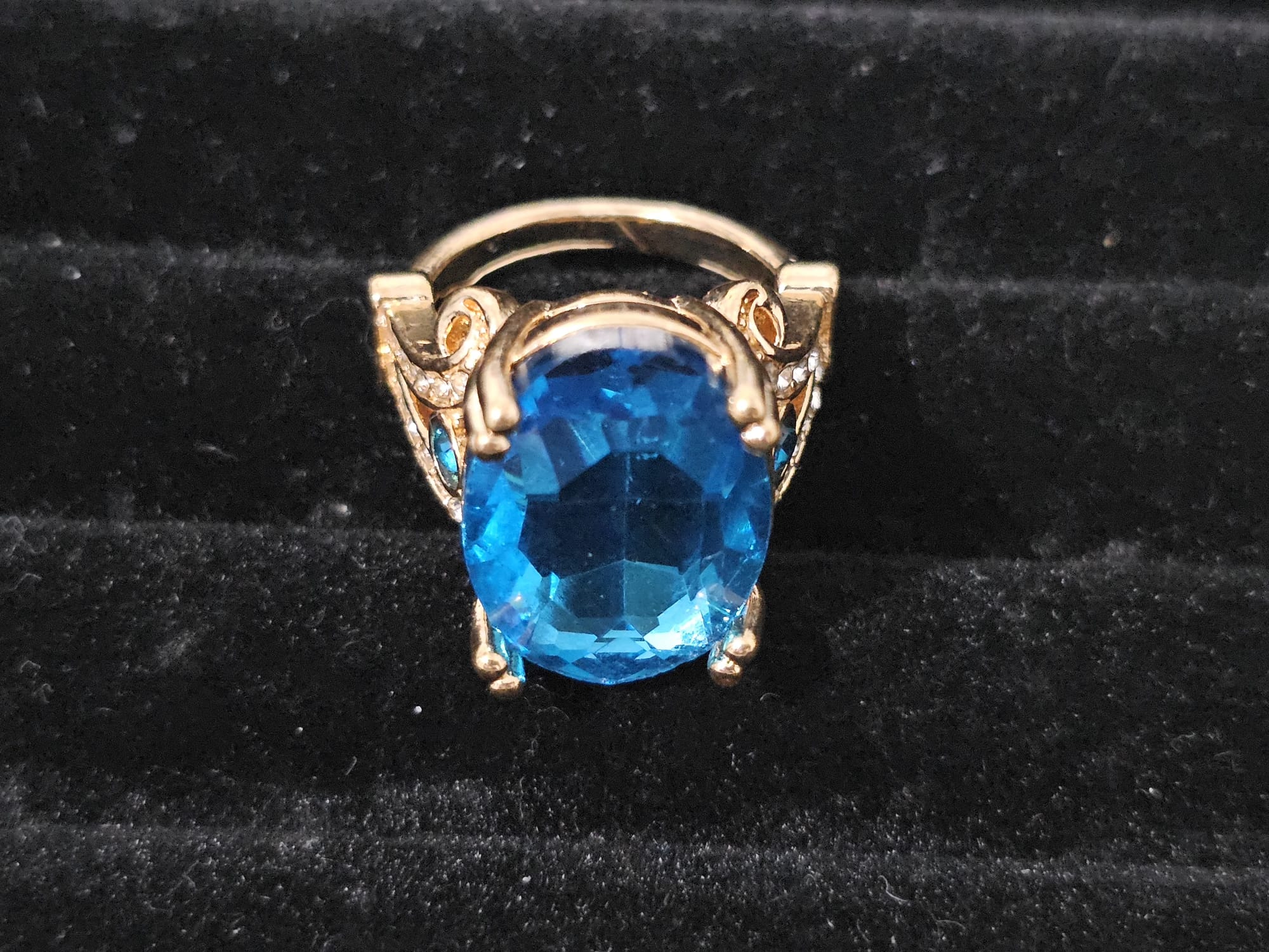 Luxury Fashionable Exquisite Clear Blue Oval Large Inlaid Women's Ring - Prestige Stones