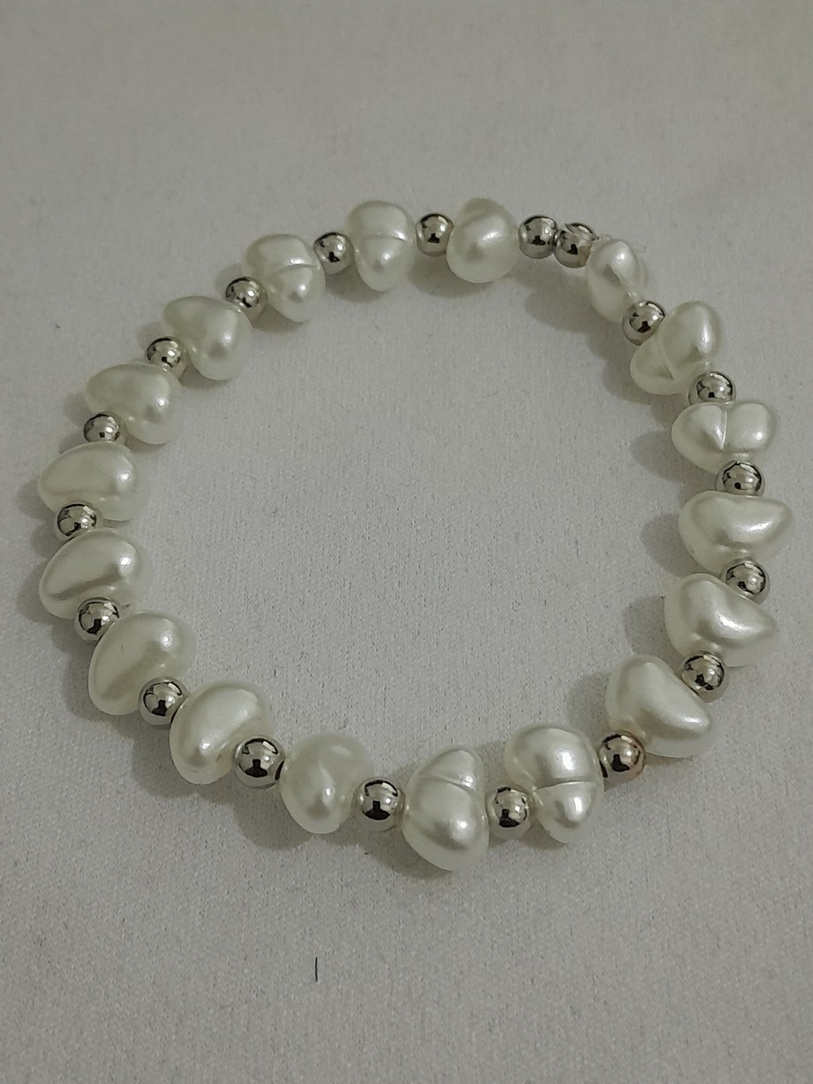 Pearl heart bead stretch bracelet with metallic spacer beads, elegant and feminine design