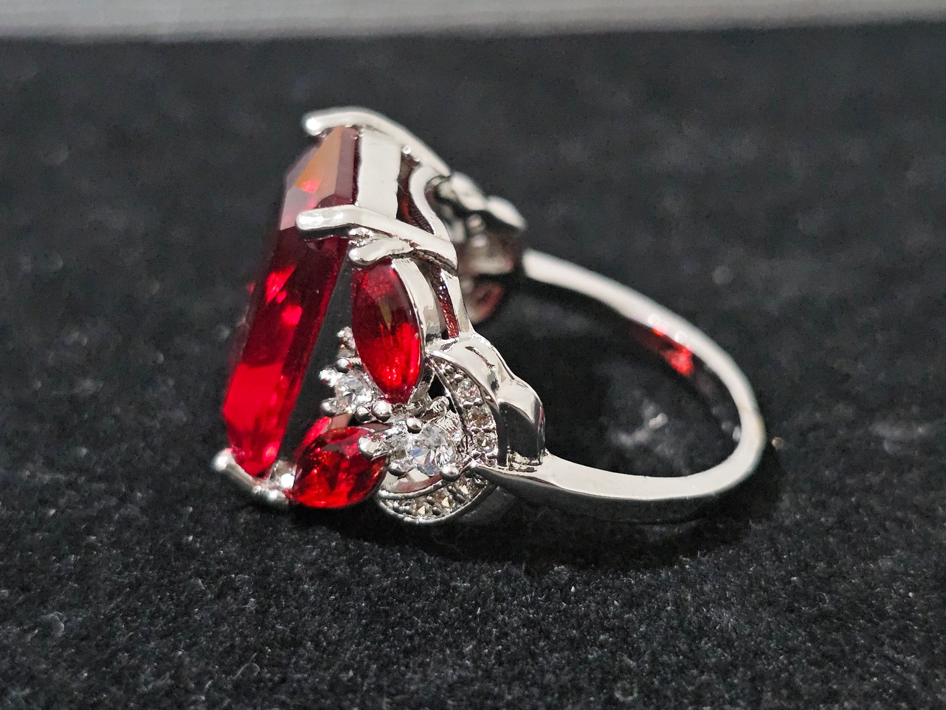 Red gemstone ring with sparkling crystal accents, 18K white gold-plated finish, fixed size Q, elegant and timeless design