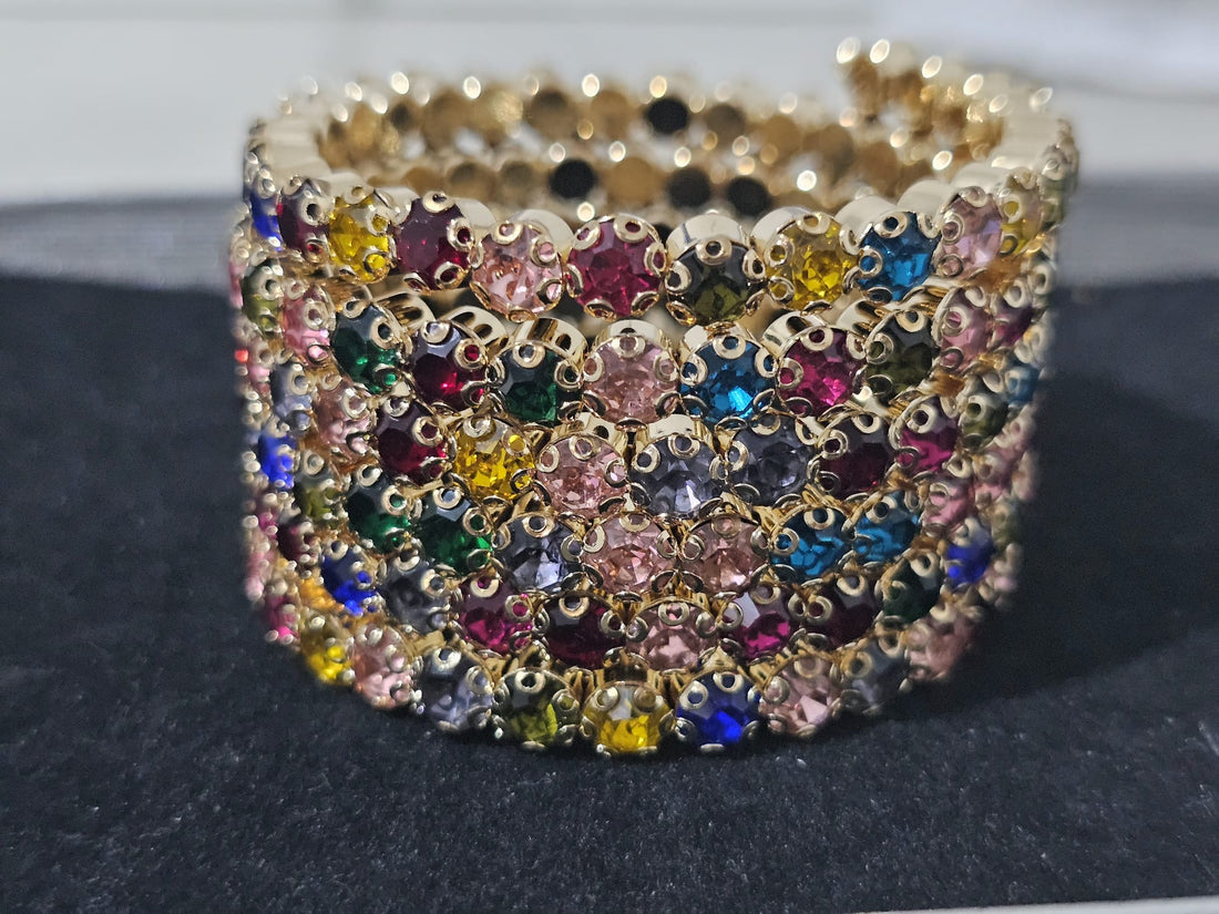 Essentials crisscross bracelet with multicolour sparkling crystals, flexible one-size design for everyday glamour
